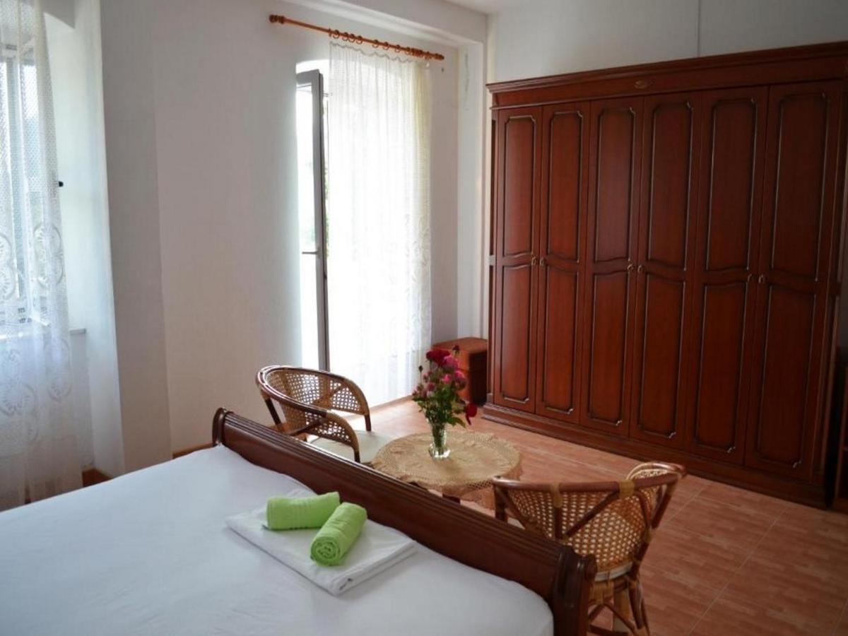 Holiday Home Carevic Gornja Brela Екстер'єр фото